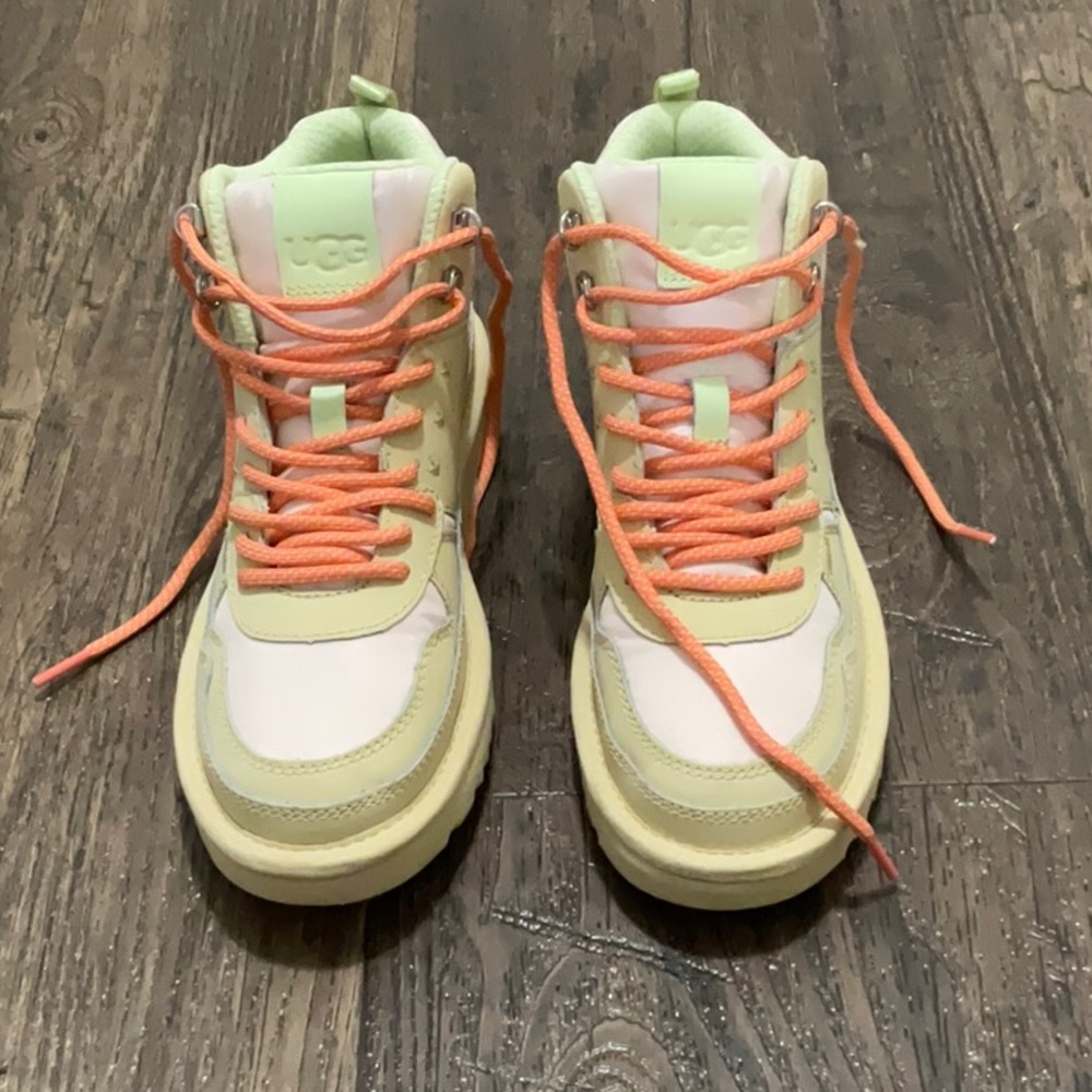 NWOT UGG Highland Hi Heritage leather sneakers, size 6 color tan,pink,and green